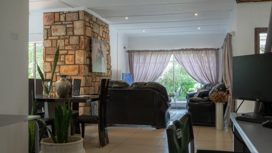  Bedroom Property for Sale in Flamwood North West